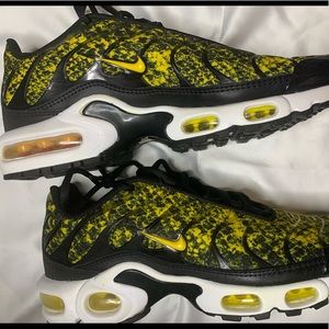 Black and yellow Nike air tn’s